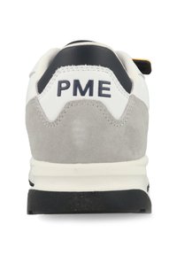 Weiße Sneaker mit grauen Wildlederakzenten, ausgestattet mit einer schwarzen Fersenkappe und dem "PME"-Logo auf der Rückseite. Gummisohle mit strukturiertem Profil.