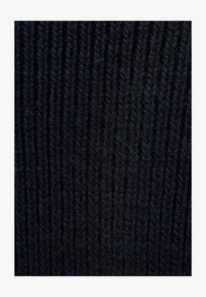 Primer plano de tela de punto acanalada azul marino oscuro que muestra patrones verticales texturizados de hilo.