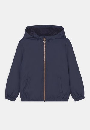 Granatowa kurtka z kapturem, zamkiem błyskawicznym z przodu, elastycznymi mankietami, dwoma przednimi kieszeniami i serduszkowym suwakiem.