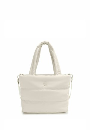 Bolso tote acolchado de color crema con dos asas, una correa de hombro extraíble y un pequeño logo en relieve en el frente.