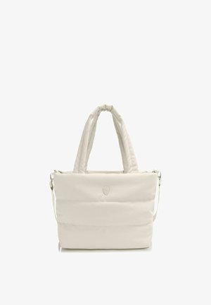 Crèmekleurige gewatteerde draagtas met twee handvatten, een afneembare schouderriem en een klein reliëflogo aan de voorkant.