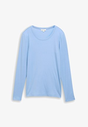Hellblaues Langarmshirt aus weichem Stoff, mit rundem Halsausschnitt und entspanntem Schnitt, ohne zusätzliche Details oder Muster.