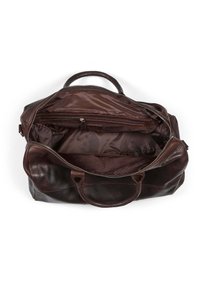 Hnědá kožená cestovní taška s hlavním oddílem na zip, vnitřní kapsou a dvěma pevným rukojeťmi. Měkká textura a hladký povrch.