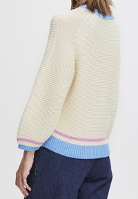 b.young Sweter