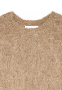 Beżowy sweter dzianinowy o miękkiej, puszystej fakturze, z klasycznym okrągłym dekoltem i subtelnymi detalami szycia.