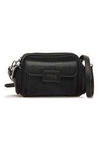 Borsa a tracolla nera realizzata in tessuto morbido, con tasca anteriore a patta, chiusura con zip, tracolla regolabile e etichetta con logo sulla parte anteriore.