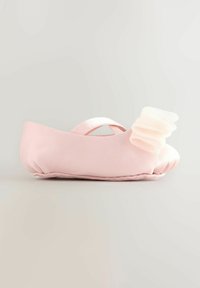 Helle rosa Ballerinas mit satinierter Oberfläche, einer abgerundeten Zehe und einem geschichteten Tüllblumenakzent an der Vorderseite. Verstellbarer Riemen für einen sicheren Sitz.