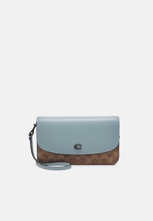 Petit sac porté-poignet en tissu monogramme marron avec rabat et lanière en cuir bleu clair, orné d'un logo métallique "C" sur le devant.