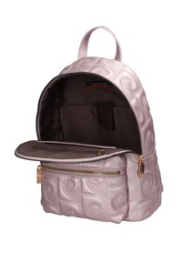 Zaino trapuntato rosa chiaro in ecopelle liscia, con tasca interna con zip e fodera in tessuto che mette in mostra motivi con logo e dettagli marroni.