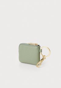 Portafoglio portachiavi in pelle verde con texture, chiusura con zip e attacco per portachiavi in tono oro, caratterizzato da una forma rettangolare compatta.