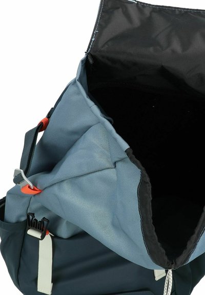 Mochila de tela gris-azul con tapa plegable, interior negro, detalles en naranja, exterior texturizado y correas ajustables para personalización.