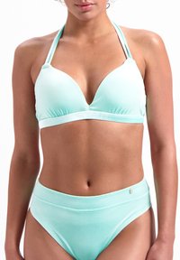 Zestaw biustonosza w kolorze miętowym z trójkątnym stanikiem z regulowanymi ramiączkami oraz wysoko taliowanym dołem z subtelnym detalem w postaci pasa.