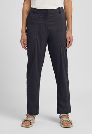 Donker marineblauwe lichtgewicht broeken met een zachte textuur, voorzien van Franse zakken en een knoopsluiting bij de taille. Gecombineerd met beige sandalen.