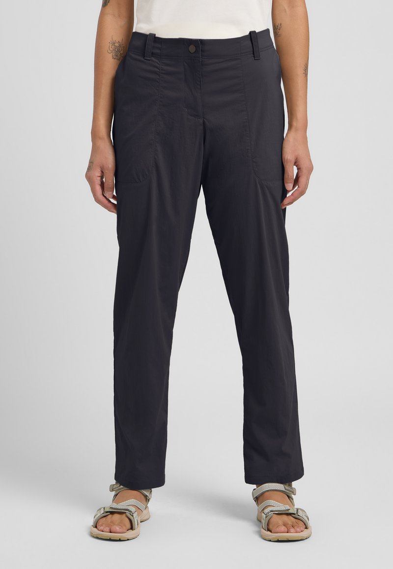 Dunkelmarineblaue, leichte Hose mit glatter Oberfläche, ausgestattet mit Fronttaschen und einem Knopfverschluss am Bund. Kombination mit beigen Sandalen.