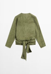 Haut à manches longues vert olive avec un détail noué à la taille et un design simple et épuré, présenté de dos sur un fond blanc.