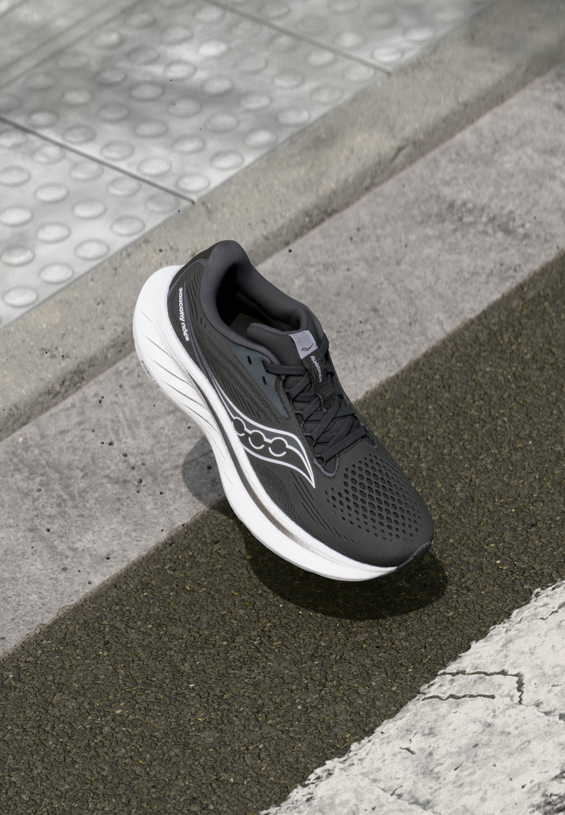 Saucony RIDE 18 - Hardloopschoenen voor op de weg - black/white/zwart