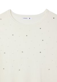 Maglione bianco lavorato a maglia con maniche corte, scollatura tonda e decorazioni sparse tra cui perle e strass.