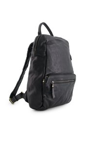 Černý kožený batoh s hladkým povrchem, který má přední kapsu na zip a nastavitelné popruhy. Jednoduchý design s minimalistickým vzhledem.