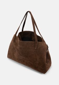 Bolso tote de ante marrón con dos largas correas para el hombro, abertura superior y un pequeño bolsillo interior con solapa abotonada.