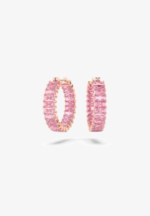 Les boucles d'oreilles créoles en or rose présentent un agencement vertical de pierres précieuses roses rectangulaires, maintenues par un fermoir à pression.