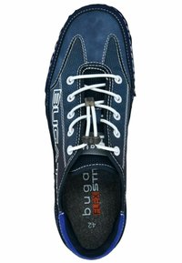 Marineblaue Sneaker mit weißen Schnürsenkeln, strukturiertem Obermaterial und Gummi-Akzenten. Er verfügt über eine gepolsterte Innensohle und das Logo "buga FLEX" auf der Zunge.