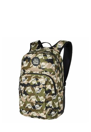 Mochila de camuflaje con múltiples compartimentos con cremallera, correas de hombro acolchadas y logotipos blancos "Da Kine" y gráficos de manos por todas partes.