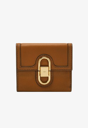 Portefeuille en cuir marron avec un fermoir ovale en métal doré, doté de coutures contrastées et d'une texture lisse. Forme rectangulaire compacte.