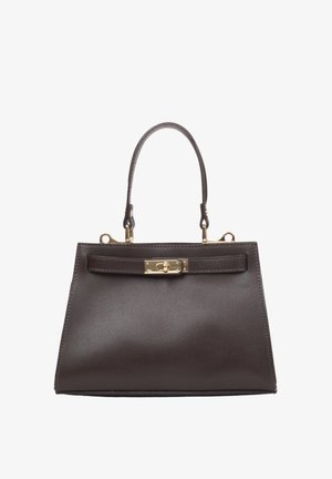 Brązowa torebka ze skóry z fakturą o strukturalnym kształcie, z uchwytami u góry i złotymi akcentami. Posiada zapięcie z przodu i minimalistyczny design.