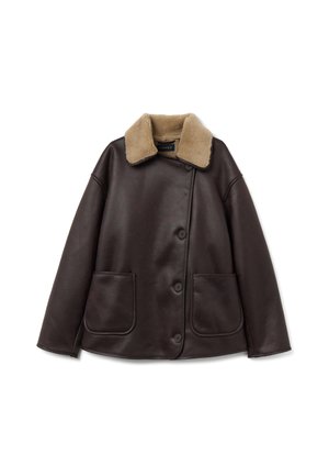 Veste en cuir marron avec un col en fausse fourrure beige, comportant deux poches avant et un système de fermeture à boutons. Texture lisse et coupe décontractée.
