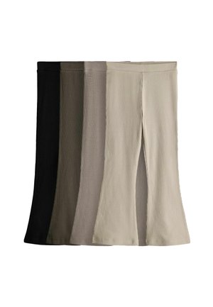 Fyra par ribbade, utsvängda byxor i svart, mörk oliv, taupe och beige, ordnade sida vid sida på en vit bakgrund.