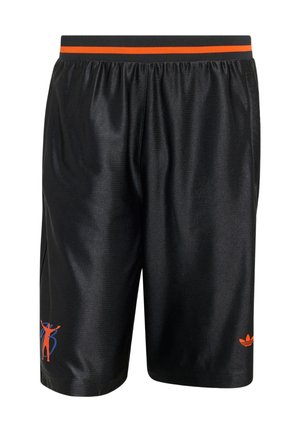 Μαύρα αθλητικά σορτς με πορτοκαλί ρίγα στη μέση, πορτοκαλί λογότυπο Adidas στο δεξί πόδι και μικρό κόκκινο-μπλε γραφικό στο αριστερό πόδι.