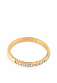 Inel subțire de aur cu pietre prețioase mici și rotunde, clare, așezate pe jumătate din partea exterioară a benzii, prezentat pe un fundal alb.