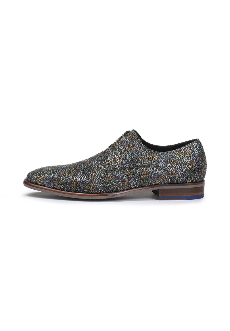 Chaussure à lacets présentant un motif texturé multicolore avec des nuances de bleu, d'orange et de gris. Talon en bois marron avec accent bleu.