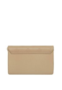 Beżowy skórzany portfel kopertowy z teksturowanym wykończeniem, z klapą z wytłoczonym logo i eleganckim, prostokątnym kształtem. Złote akcenty metalowe.
