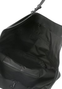 Εσωτερικό μαύρης δερμάτινης τσάντας, με ομαλή υφή, τσέπη με φερμουάρ και επίπεδη θήκη. Καθαρός σχεδιασμός χωρίς ορατά μοτίβα ή μεταλλικά στοιχεία.