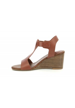 Sandalo wedge in pelle marrone con cinturino alla caviglia, punta aperta e tacco in legno texturizzato su sfondo bianco.