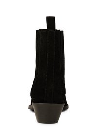 Botines de ante negros con puntera ligeramente puntiaguda y tacón bajo en bloque, con costuras verticales y una lengüeta en la parte posterior.