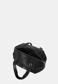 Borsa in pelle nera con finitura testurizzata, chiusura con zip, due manici e etichetta interna con marchio. Presenta una forma arrotondata e slanciata.