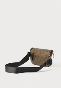 Barna mintás oldaltáska arany színű fém kiegészítőkkel, fekete vállpánttal, cipzáras záródással és bőr részletekkel. Kompakt, téglalap alakú forma.