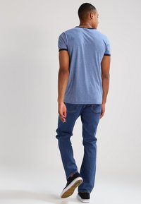 Lee BROOKLYN STRAIGHT - Calças de ganga de perna direita - mid stone wash