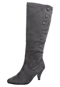 Bota alta de ante gris con punta afilada, tacón estrecho y tres botones decorativos en el lateral para un toque adicional.