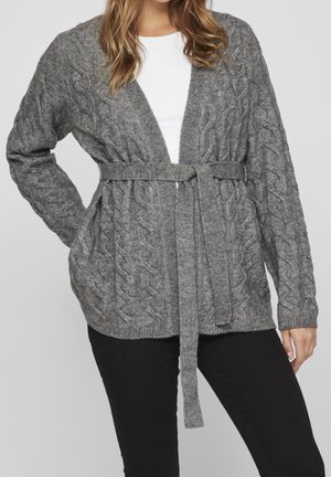 Cardigan grigio a maglia con motivi a treccia, apertura frontale e cintura annodata in vita. Presenta maniche lunghe e tasche laterali.