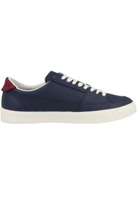 Zapatillas de cuero azul marino con cordones blancos y suela blanca. Presentan un acento rojo en el talón y un diseño perforado para ventilación.