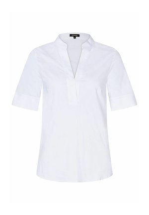 Blouse en coton blanc avec un col en V, des manches courtes avec des ourlets roulés, et une coupe décontractée. Texture lisse et minimalisme dans les détails.