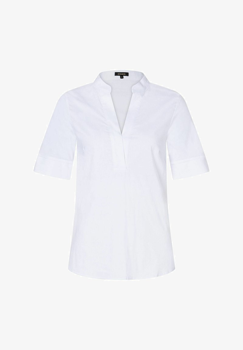 Weiße Baumwollbluse mit V-Ausschnitt, kurzen Ärmeln mit umgeschlagenen Bündchen und lockerer Passform. Glatte Textur und minimale Details.