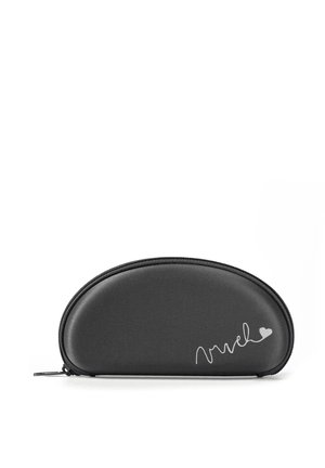 Schwarzes, rundenförmiges Etui mit Reißverschluss, aus strapazierfähigem Material, mit einem weißen Logo und Herzakzent auf der Vorderseite.