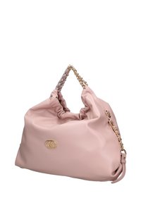 Roze neplederen handtas met een geplooid ontwerp, metalen kettinghandvat met gouden en zilveren accenten, en een logo-detail aan de voorkant.