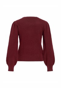 Bordowy sweter z dzianiny o prążkowanej fakturze, z bufiastymi rękawami i dopasowaną talią. Tył ma prosty, czysty design.