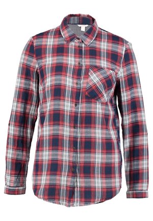 Koszula na długi rękaw z guzikami, w czerwono-granatowo-białą kratę, z pojedynczą kieszenią na piersi, kołnierzykiem i mankietami na guziki.