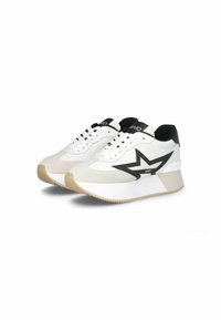 Sneakers bianchi con accenti neri e grigi, con un design a stella, punta tonda e suola in gomma spessa. Chiusura con lacci e colletto imbottito.